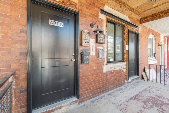 Building Photo - New! Renovated & Modern Apartment