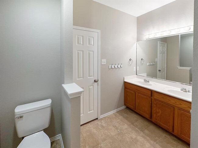 Building Photo - 1010 Whitley Dr