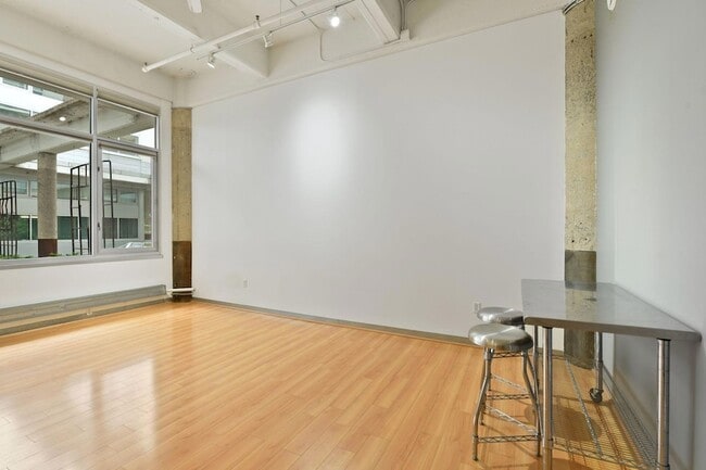 Building Photo - 700 N Washington Ave