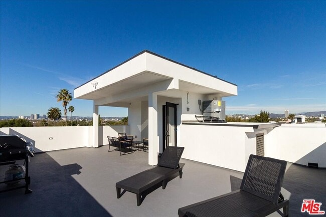 Building Photo - 2034 S Curson Ave
