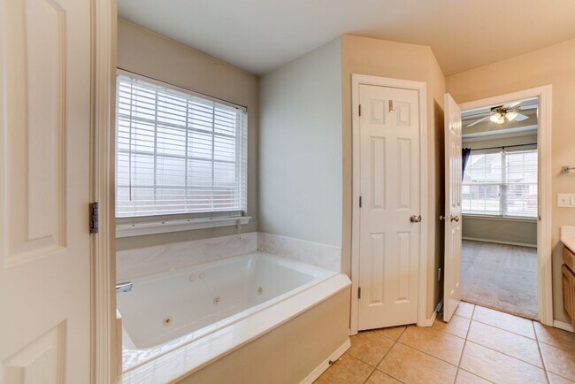 Building Photo - 3 Bed / 2 Bath in Collinsville!