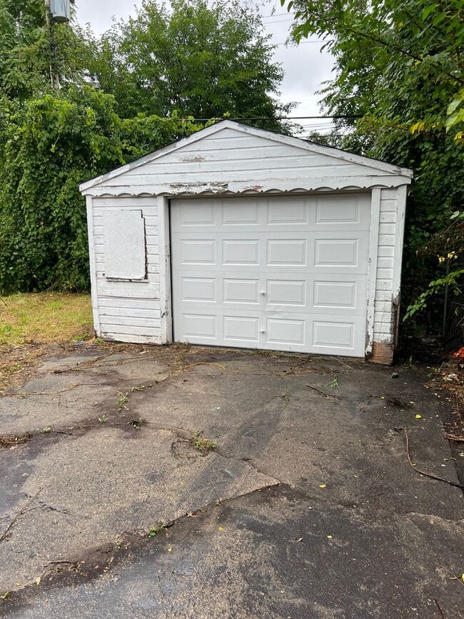 Building Photo - 3 Bedroom 1.5 Bath - $1200