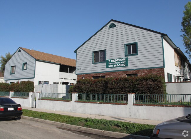 Building Photo - 10617-1062 Oxnard St