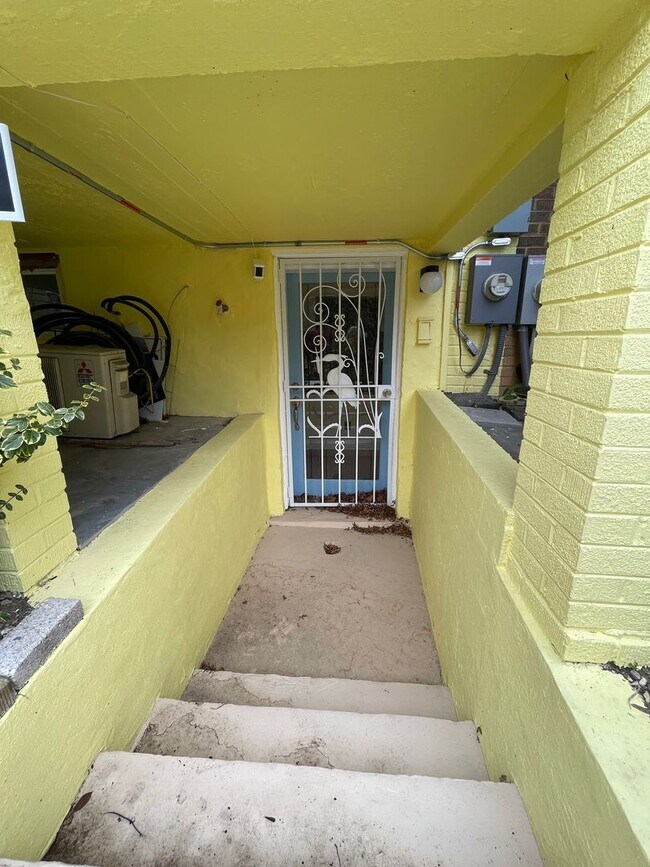 Building Photo - Charming 1928 Row Home for Rent with Modern Amenities — 2 Bedroom 2 Full Bath w/ 2 Half Baths, 2 ...