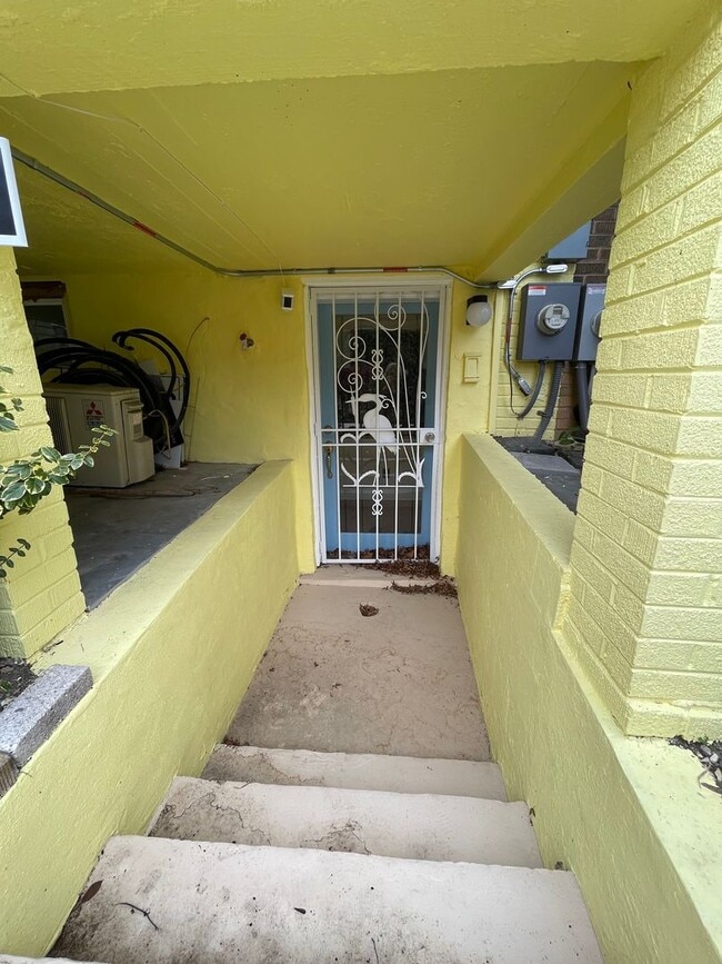 Building Photo - Charming 1928 Row Home for Rent with Modern Amenities — 3 Bedroom 2 Full Bath w/ 2 Half Baths, 2 ...