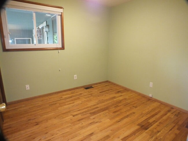 Building Photo - West Linn Classic