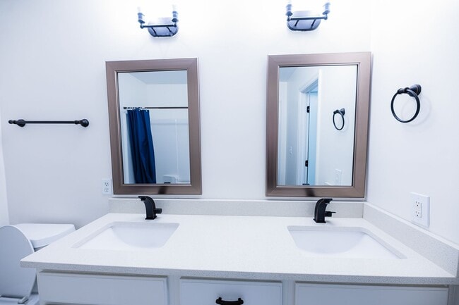 Building Photo - Beautifully updated 2-bedroom 2-bathroom townhome in NW Greensboro.