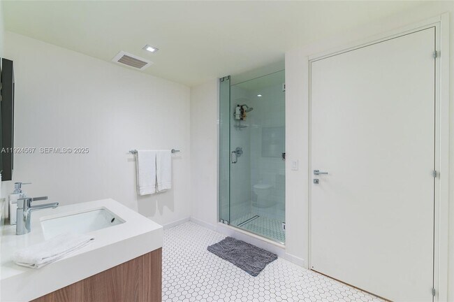 Building Photo - 401 N Birch Rd