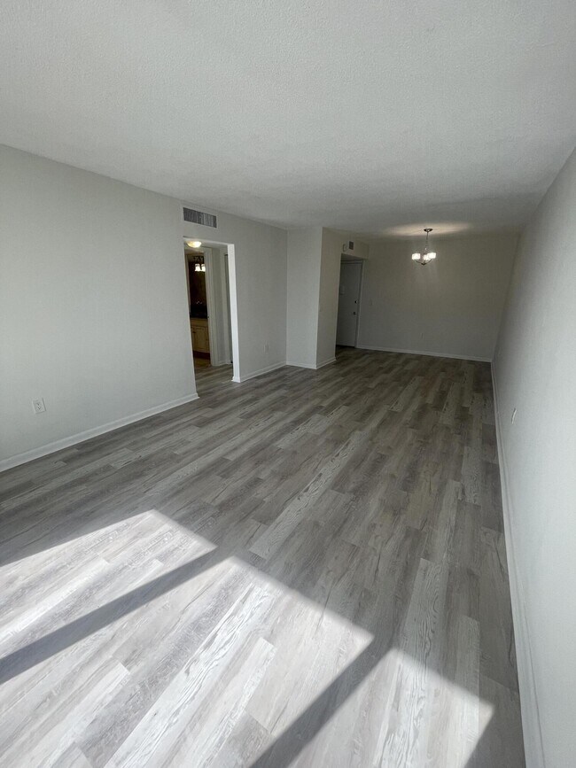 Building Photo - 301 Croton Ave