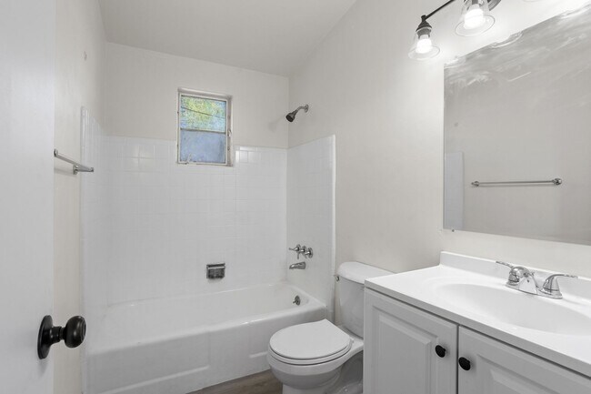 Building Photo - 1415 E Adelaide Dr