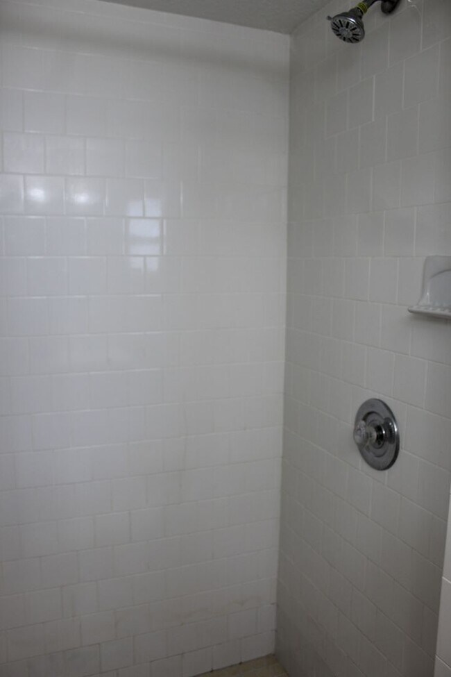 Building Photo - 1 Bedroom 1 bath all utilities incl. Apt.