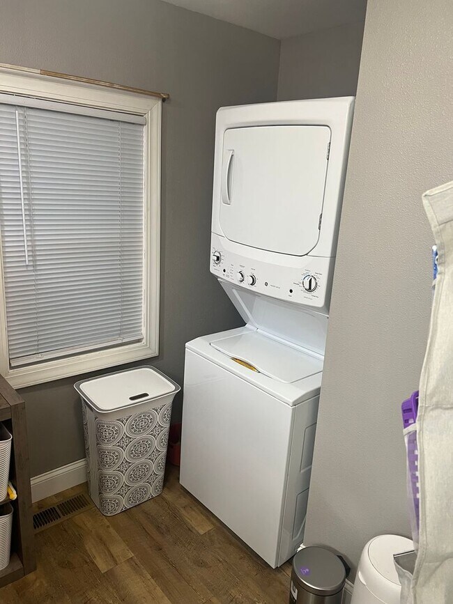 Building Photo - 205 8th Ave NW