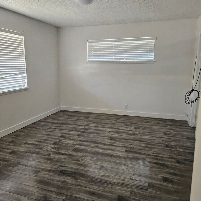 Building Photo - Upgraded 5-Bedroom Home with Open Floor Plan & Large Lot!
