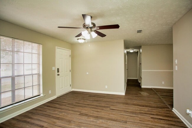 Building Photo - ** 3 Bed 2 Bath located off Wares Ferry rd...