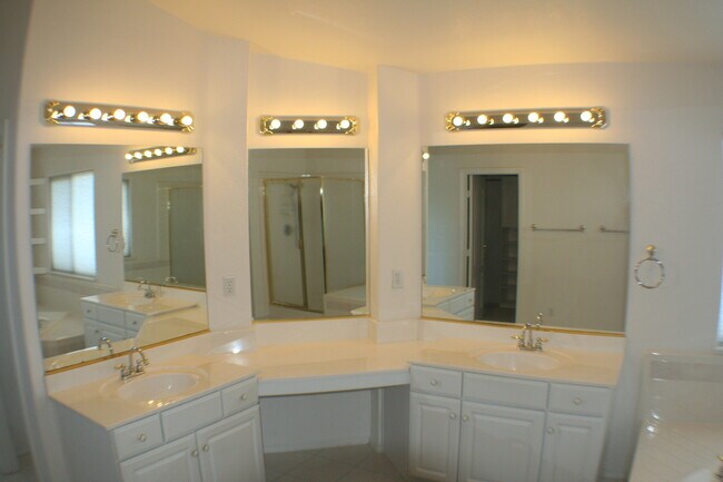 Building Photo - Incredible Green Valley Ranch stunner!