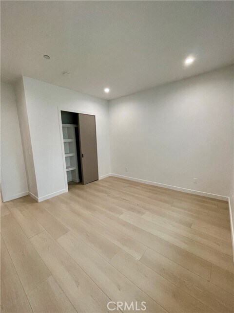 Building Photo - 613 W 41st Pl