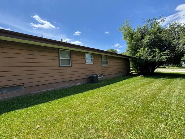 Building Photo - 2330 S Brookside Pkwy