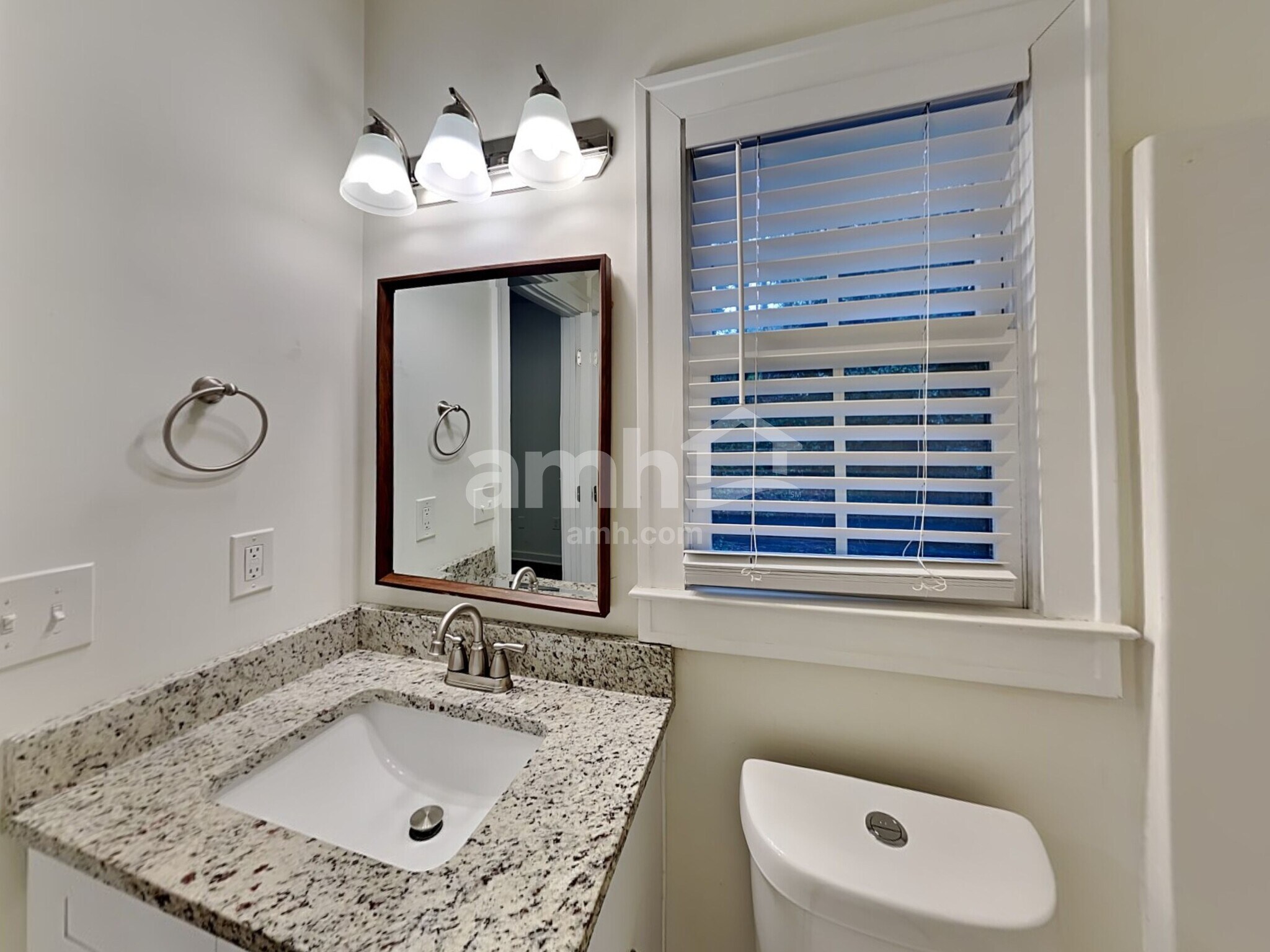 Building Photo - 3075 Kings Dr