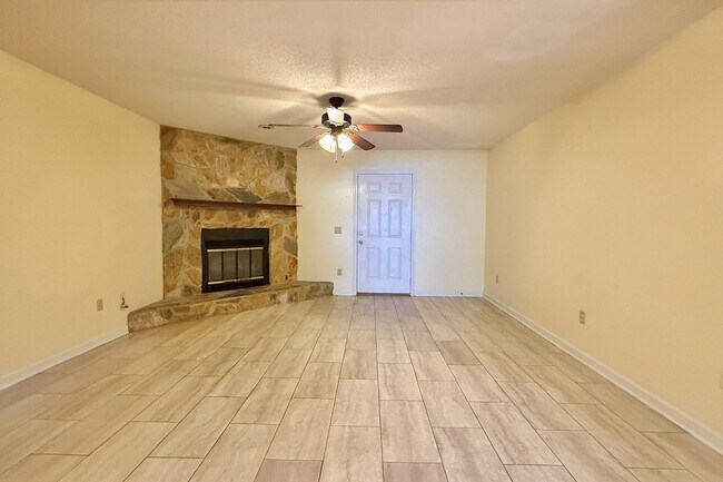Building Photo - $500 RENT CREDIT | AVAILABLE NOW! | ONLY PAY ELECTRIC! | (Pets Considered)