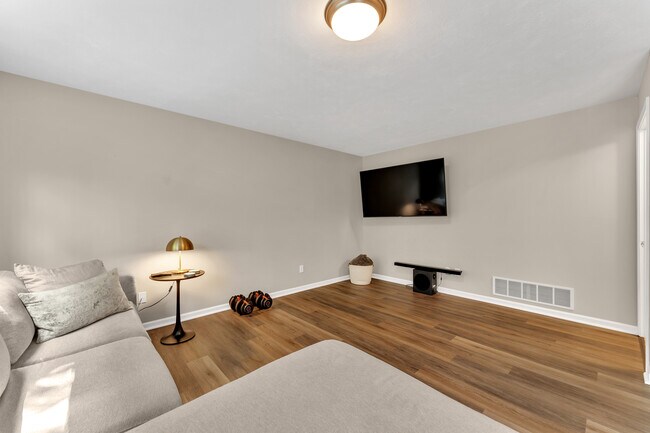 Building Photo - 6690 Green Valley Ct SE