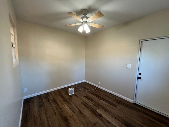 Building Photo - Updated 2-bedroom cottage in La Loma neighborhood!