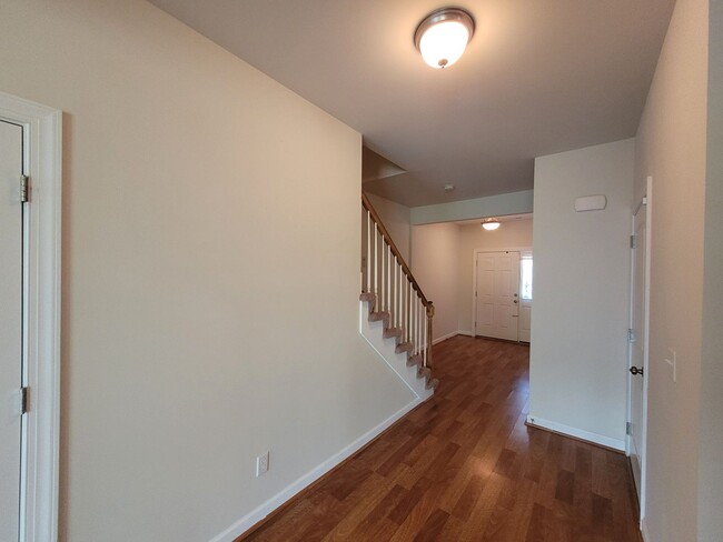 Building Photo - Gorgeous 3 bedroom, 2.5 bath townhome-styl...