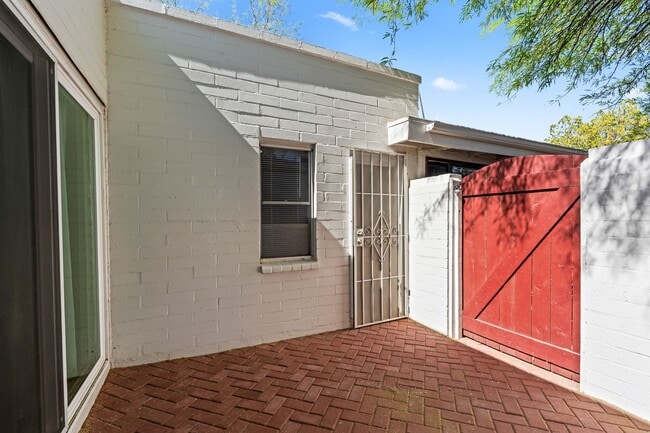 Building Photo - Charming central home