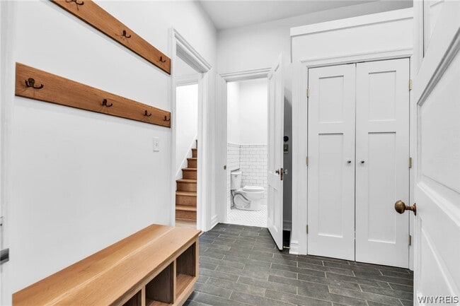 Building Photo - 887 W Ferry St