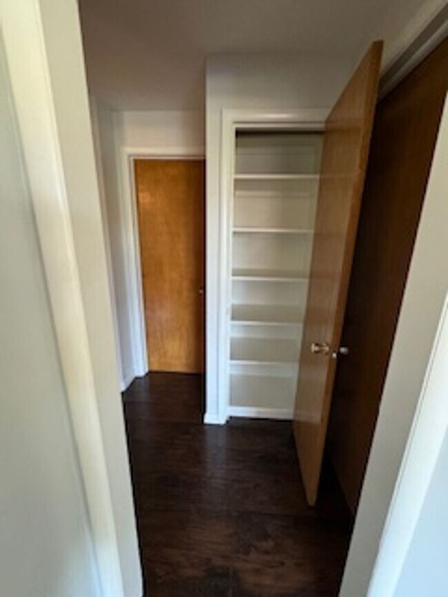 Building Photo - GORGEOUS Avenues Home!!!