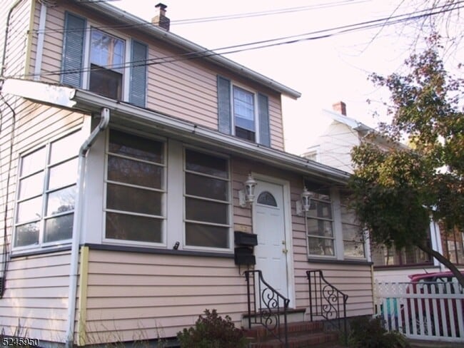 Building Photo - 204 Spruce St