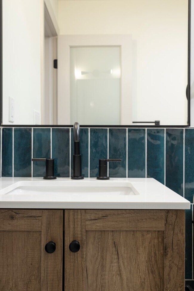 Building Photo - Your Next Home Awaits – Spacious & Beautiful Apartment in North Philadelphia!
