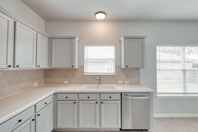 Building Photo - 211 Hanstrom Dr