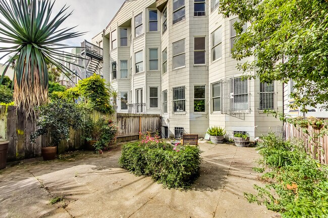 Building Photo - 528 Ashbury St