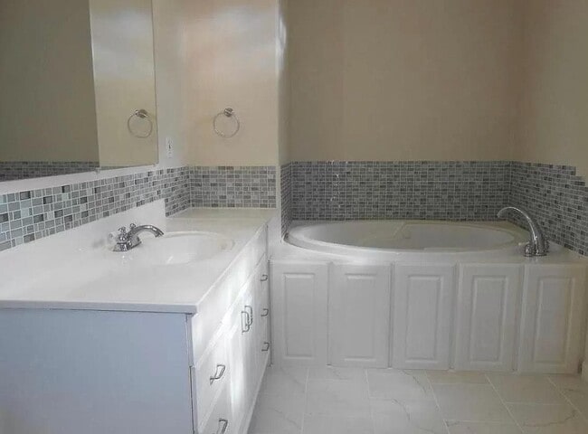 Building Photo - 537 Espanola St NE