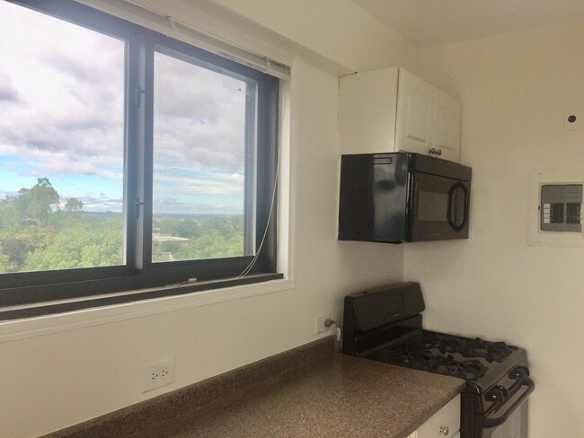 Building Photo - PRICE REDUCTION AS OF 01/2026! GREAT CORNER VIEWS! Wood floor Condo Overlooking McLean Gardens