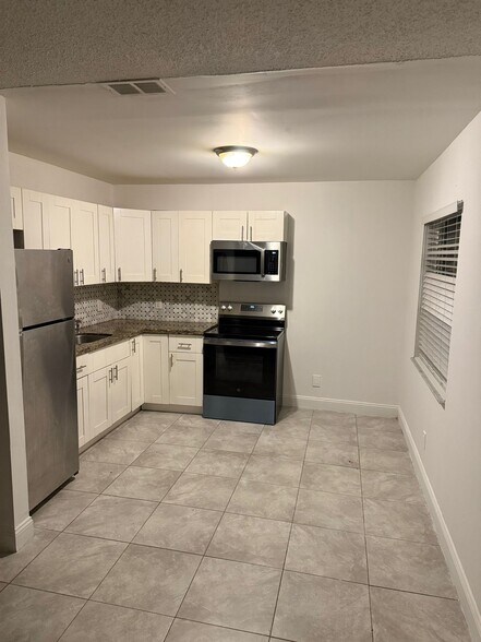 Building Photo - 853 SW 9th Ct