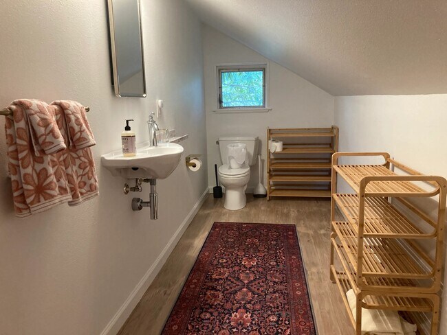 Building Photo - 2408 Hillview St