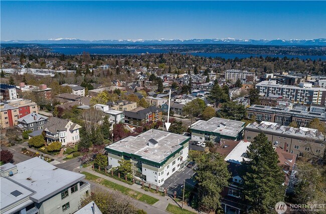 Building Photo - 1818 18th Ave E