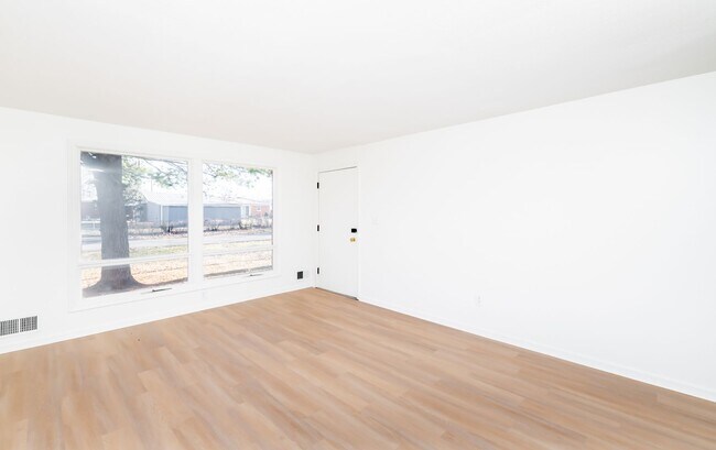 Building Photo - 4BR/2Ba house- Ready for new occupant!