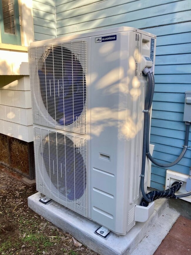 Building Photo - Stunning 2 Bedroom, 1 Bath Craftsman Front...