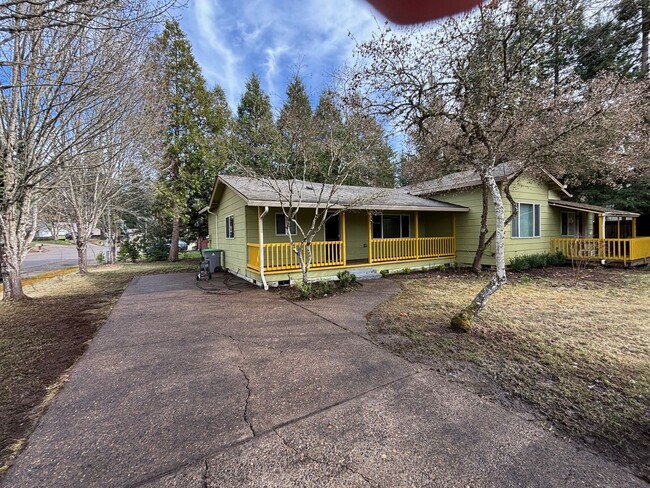 Building Photo - Large front porch, dead end street, spacio...