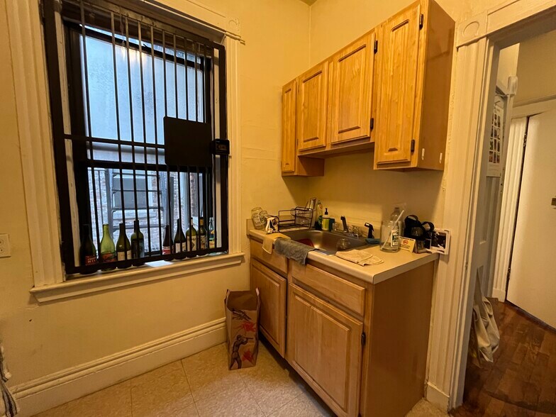 Building Photo - 376 Riverway