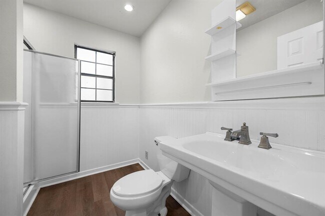 Building Photo - 208 S Cougar Ave