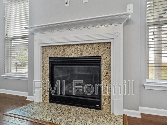 Building Photo - 5045 Fenwick Ct