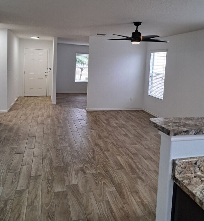 Building Photo - Modern 3-Bedroom Home Available Now!