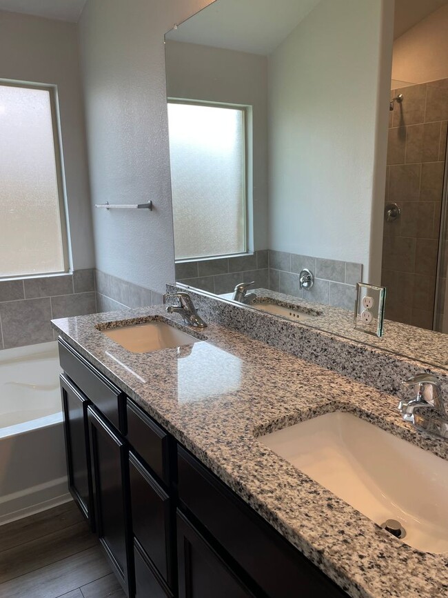 Building Photo - Available Now | Modern Single-Story 3 Bed, 2 Bath | Separate Office/Den | Big Yard | Pet Restrict...