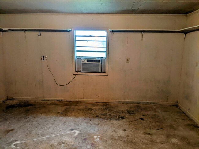 Building Photo - Charming Home Available Now!