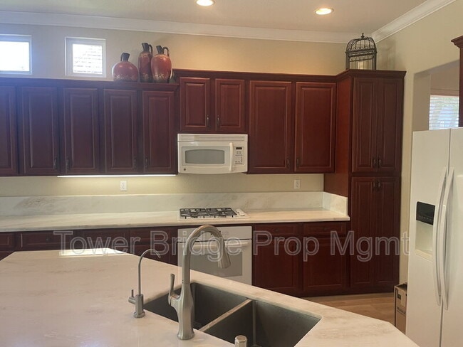 Building Photo - 12040 Gold Pointe Ln