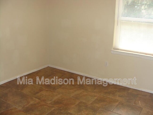 Building Photo - 1 Oak Forest Ln