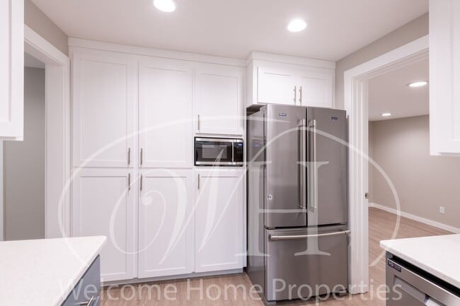 Building Photo - Newly Remodeled 1 bedroom Cottage with Bon...